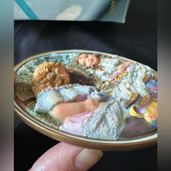 Sculptured Heirlooms by Sandra Kuck “ Best Friends” collector plate - Picture 5 of 7